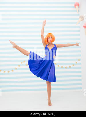 Studio de danse pour tout le monde. crazy girl in studio de danse. crazy girl ballerine danseuse à poser. femme danse dans un style contemporain ou classique. classe danseur habile artiste. Je peux être une star. Banque D'Images