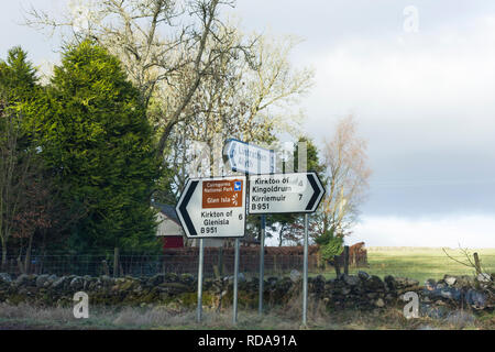 Scottish Rural panneaux pour Kirriemuir, Kirkton de Kingoldrum, Kirkton de Glenisla, Glen Isla, Lintrathen Cairngorms & Alyth. L'Écosse, Royaume-Uni Banque D'Images