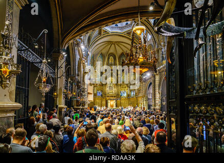 Montserrat, Espagne, le 23 avril 2017 : Les participants sont réunis dans la basilique de Montserrat pour l'Escolania chorale Banque D'Images