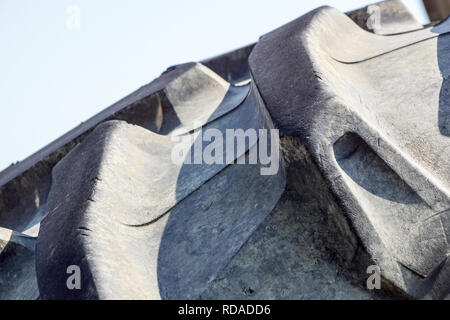 Plan large de de vieux pneus du tracteur. Close up Banque D'Images