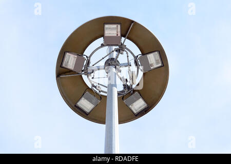 Lampe de rue, suspendu à un câble connecté à la rosée sur un fond de ciel bleu, vue de dessous Banque D'Images