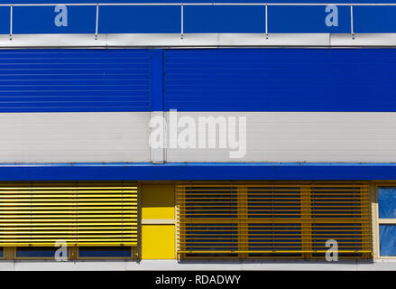 Bâtiment industriel avec revêtement métallique bleu et jaune garniture. Résumé fond. Banque D'Images