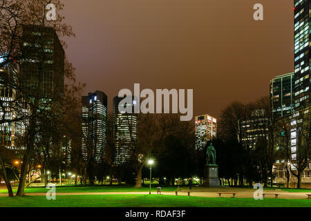 Frankfurt am Main, Allemagne - janvier 07, 2019 : paysage urbain du quartier financier de Francfort am Main dans la nuit. Francfort est la grandes cen Banque D'Images