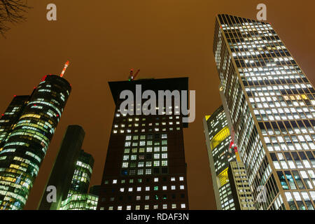 Frankfurt am Main, Allemagne - janvier 07, 2019 : paysage urbain du quartier financier de Francfort am Main dans la nuit. Francfort est la grandes cen Banque D'Images