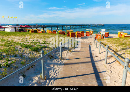 Binz, Allemagne - Mai 09, 2018 : l'accès à la plage de Binz, sur l'île de Ruegen avec des personnes non identifiées. Binz est la plus grande et célèbre station balnéaire Banque D'Images