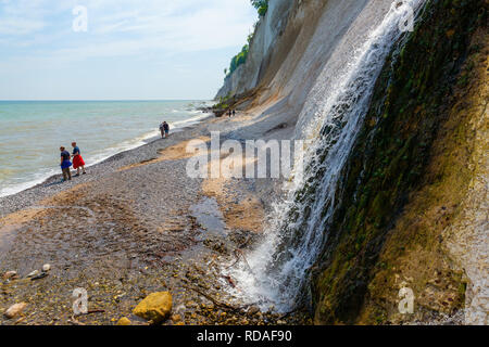 Glowe, Allemagne - 10 mai 2018 : voir ci-dessous les falaises de craie de Rügen avec des personnes non identifiées. La région fait partie du Parc National de Jasmund et partie Banque D'Images