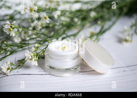 Soins de la nature cosmétiques naturels biologiques. concept produit de beauté. la médecine alternative à base de plantes. blanc crème sérum dans une simulation de l'emballage jusqu'à b Banque D'Images