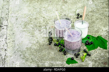 Smoothie aux petits fruits dans les verres. Sur fond rustique. Banque D'Images