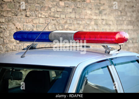 Feux clignotants et d'antennes sur le toit de la voiture de patrouille de la police de la circulation en tant que symbole de la priorité dans le trafic avec l'espace de copie. Banque D'Images