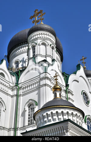 Les dômes de la cathédrale de l'annonciation sur l'Avenue de la révolution à Voronej, Russie Banque D'Images