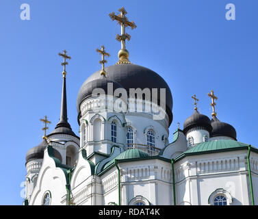 Les dômes de la cathédrale de l'annonciation sur l'Avenue de la révolution à Voronej, Russie Banque D'Images