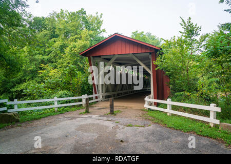 Le Everett red pont couvert au parc national de l'Ohio seulement. Banque D'Images