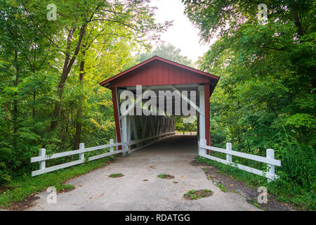 Le Everett red pont couvert au parc national de l'Ohio seulement. Banque D'Images