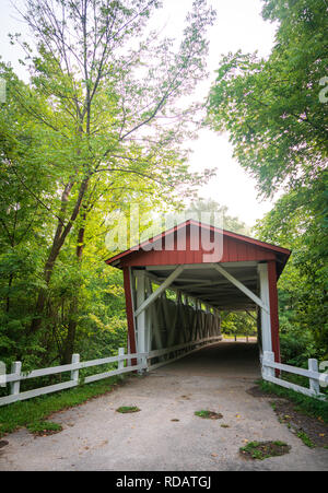 Le Everett red pont couvert au parc national de l'Ohio seulement. Banque D'Images