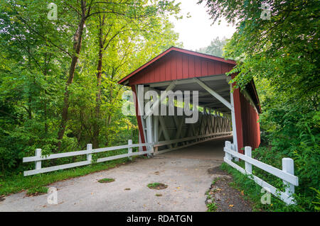 Le Everett red pont couvert au parc national de l'Ohio seulement. Banque D'Images