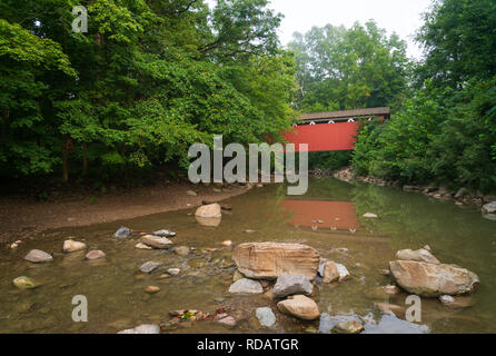 Le Everett red pont couvert au parc national de l'Ohio seulement. Banque D'Images
