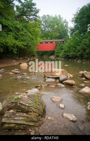 Le Everett red pont couvert au parc national de l'Ohio seulement. Banque D'Images