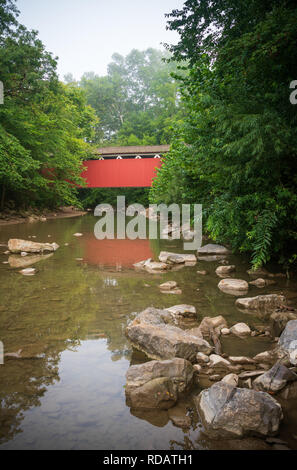 Le Everett red pont couvert au parc national de l'Ohio seulement. Banque D'Images
