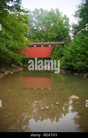 Le Everett red pont couvert au parc national de l'Ohio seulement. Banque D'Images