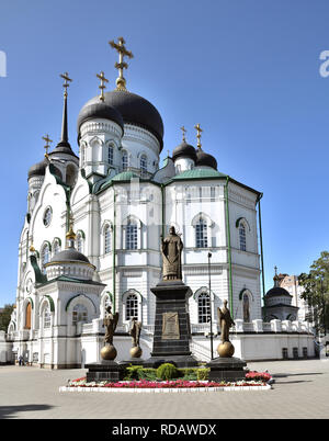 Voronezh (Russie - août 23. 2018 Monument de Saint Mitrofan près de l'annonciation cathédrale sur l'Avenue de la Révolution Banque D'Images