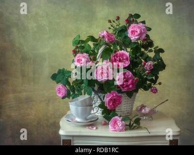 La vie toujours avec un bouquet de roses grimpantes de pulvérisation Banque D'Images