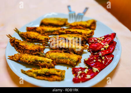 Frit dans de la pâte d'anchois avec l'ail et poivrons rouges Banque D'Images