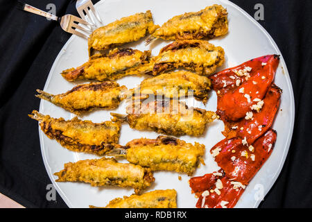 Frit dans de la pâte d'anchois avec l'ail et poivrons rouges Banque D'Images
