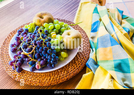 Assiette de raisins et pommes. Banque D'Images