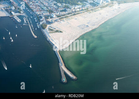 Port ou port entrée de Warnemünde, Allemagne - vue aérienne sur la mer Baltique, et de la plage de la rivière warnow Banque D'Images