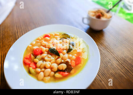 Pochas (Espagnol string bean) avec des légumes et de l'algue kombu (algue comestible) et une tasse de riz brun avec (umeboshi ume mariné japonais fruits). Macrob Banque D'Images