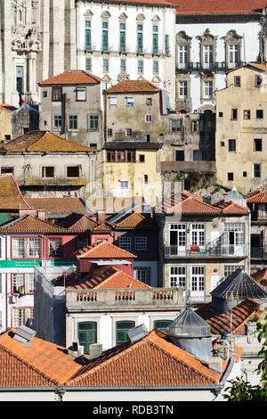 Maisons dans les collines du centre-ville de Porto au Portugal. Banque D'Images