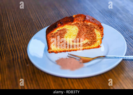 Chocolat et vanille gâteau aux prunes. Banque D'Images