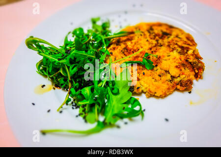 Burger de millet avec la roquette. Régime macrobiotique. Banque D'Images