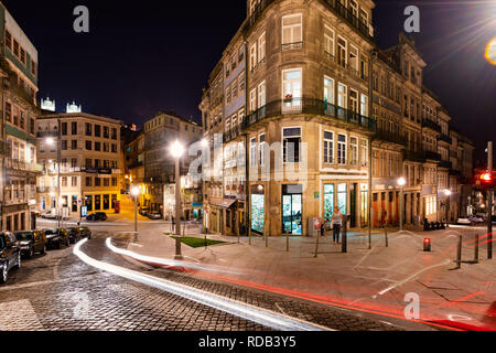 Coin d'une ancienne maison la nuit à Porto. Banque D'Images