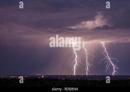 La foudre triple avec de multiples branches grève le haut de la vallée d'El Paso, Texas pendant un orage Banque D'Images