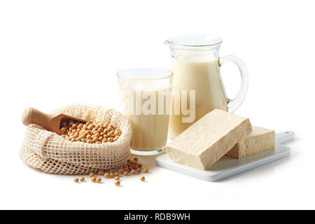 Les produits à base de soja : Fèves de soja, lait de soja, tofu et soja morceaux isolé sur fond blanc Banque D'Images