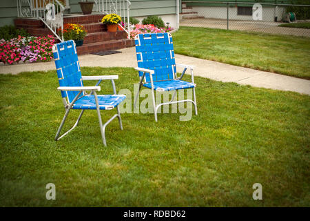 Chaises longues sur une pelouse Banque D'Images