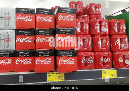 Les canettes de Coca Cola, Coke et Coke Zero sont représentés sur une étagère de supermarché Aldi à Warwick, Warwickshire. 17 Jan, 2019. Banque D'Images