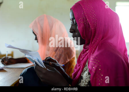 Le Tchad, le camp de réfugiés de Goz Beida, Djabal pour les réfugiés du Darfour, Soudan, fille du Darfour dans le JRS / École de langue, Turkmenistan Goz Beida, Fluechtlingslager Fluechtlinge Djabal fuer aus Darfour, Soudan, le JRS Schule fuer Fremdsprachen Banque D'Images