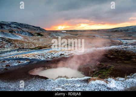 Lever du soleil à thermique hot springs près de Reykjadalur Islande Banque D'Images