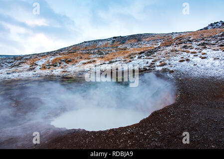 Sources d'eau thermale chaude près de Reykjadalur Islande Banque D'Images