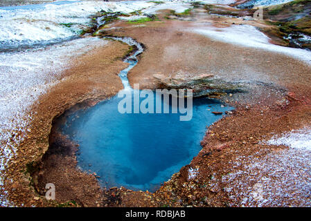 Sources d'eau thermale chaude près de Reykjadalur Islande Banque D'Images