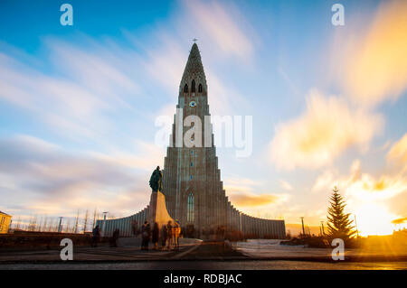 L'église Hallgrimskirkja à Reykjavik, Islande pendant le coucher du soleil Banque D'Images