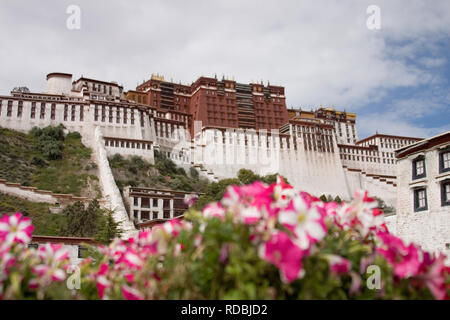 La place du Potala à Lhassa au Tibet Banque D'Images