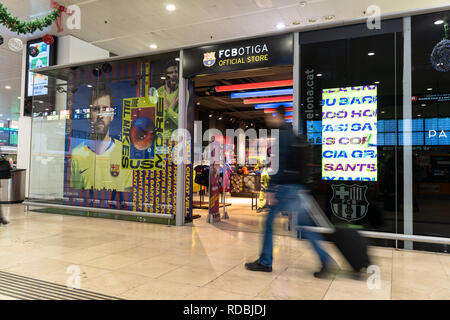 Entrée privée, façade à la botiga fc magasin de l'équipe de football du FC Barcelone avec une affiche par Lionel Messi dans la vitrine. Logo fc barcelone, ​​Spain Banque D'Images