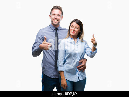 Les jeunes travailleurs business couple sur fond isolé faisant plaisir Thumbs up geste avec la main. L'expression d'approbation regardant la caméra avec showin Banque D'Images