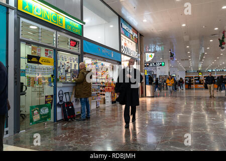 Les voyageurs d'acheter loterie sur un poste d'une fois à la gare Sants de Barcelone, Gamble, jeu, joueur, Espagne Banque D'Images
