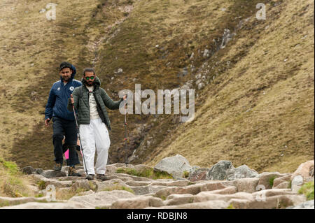 Les promeneurs sur le chemin Ben Nevis s'il y a moyen de haut en bas Banque D'Images