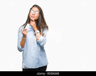 Jeune femme arabe holding credit card sur fond isolé visage sérieux de penser à question, idée très confus Banque D'Images