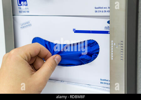 En tenant la main des gants médicaux d'un fort Banque D'Images